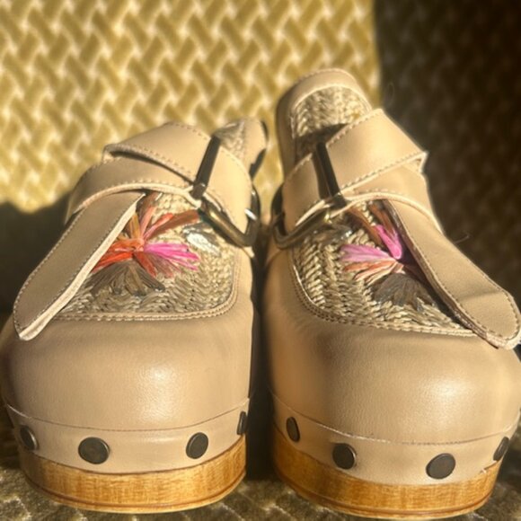Anthropologie x  L'artiste Chienti Raffia Floral Embroidered Buckle Stud Clogs - Picture 4 of 16